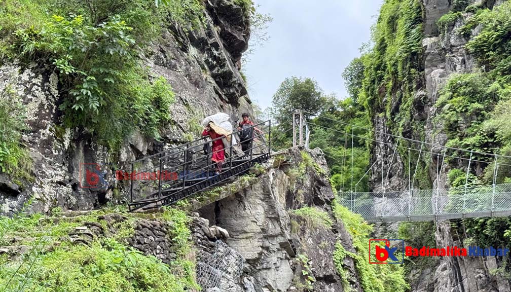 बाउली खोलाको जोखिमपूर्ण बाटोमा बडीमालिकाले लगायो फलामे सिँढी