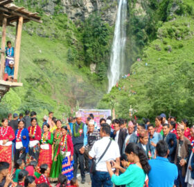 साउने संक्रान्तिका दिन बाजुराको बिरेखोला झरनाको आँगनमा देउडा