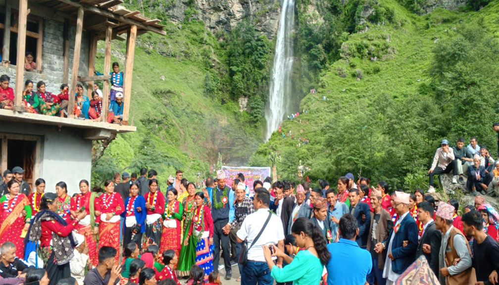 साउने संक्रान्तिका दिन बाजुराको बिरेखोला झरनाको आँगनमा देउडा