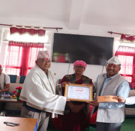 बुढीगंगा नगरपालिकाद्धारा विशिष्ट योगदान दिने ७ जनालाई नगदसहित सम्मान