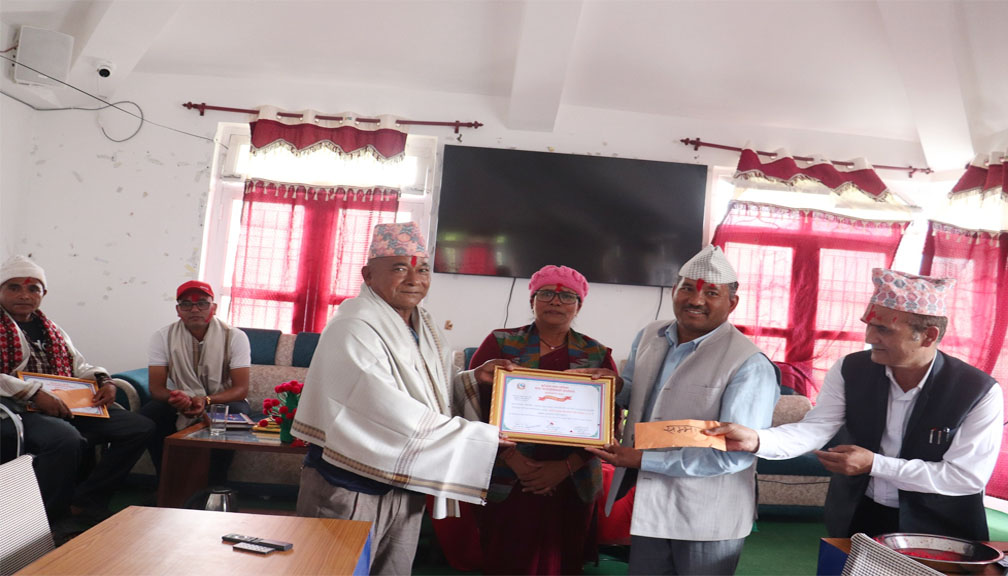 बुढीगंगा नगरपालिकाद्धारा विशिष्ट योगदान दिने ७ जनालाई नगदसहित सम्मान