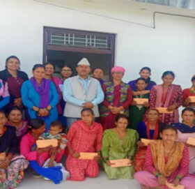 बुढीगंगाका विपन्न महिलालाई व्यवसाय गर्न अनुदान स्वरुप आर्थिक सहयोग