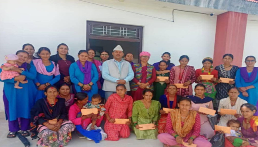 बुढीगंगाका विपन्न महिलालाई व्यवसाय गर्न अनुदान स्वरुप आर्थिक सहयोग