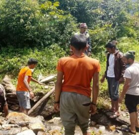 स्थानीयको श्रमदान र युवा क्लबको सक्रियतामा कालाऋषि खोलामा काठेपुल निर्माण