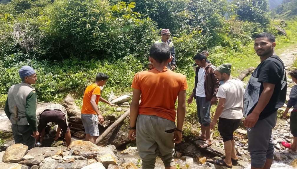 स्थानीयको श्रमदान र युवा क्लबको सक्रियतामा कालाऋषि खोलामा काठेपुल निर्माण
