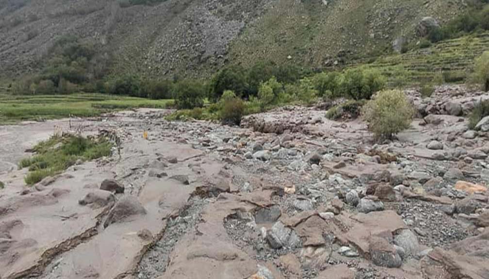 हुम्लाको तिल गाउँमा आएको बाढीले ४ काठेपुल बगायो