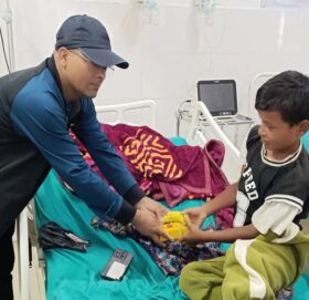 मानव अधिकार एलायन्स बाजुराले स्थापना दिवसको अवसरमा बिरामीलाई फलफुल बितरण