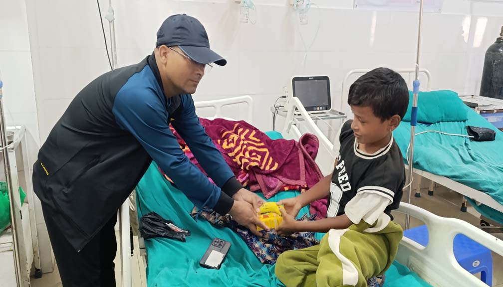 मानव अधिकार एलायन्स बाजुराले स्थापना दिवसको अवसरमा बिरामीलाई फलफुल बितरण