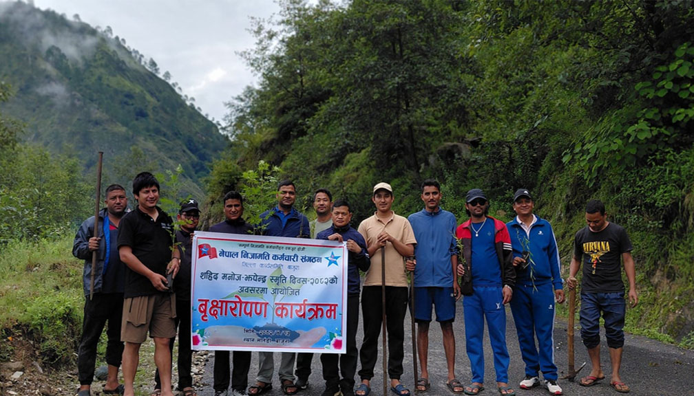 बाजुरामा शहिद मनोज–झपेन्द्र–सुरेन्द्र स्मृति दिवसको अवसरमा वृक्षारोपण
