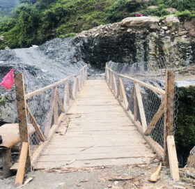 बडीमालिका नगरपालिकाद्वारा ठुलीसाँघुमा काठेपुल निर्माण