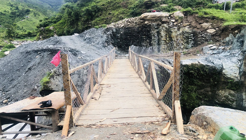 बडीमालिका नगरपालिकाद्वारा ठुलीसाँघुमा काठेपुल निर्माण