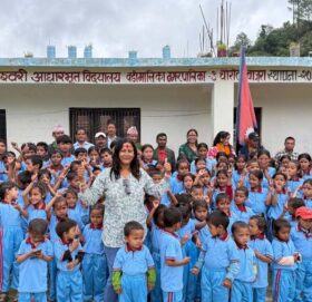 विपन्न विद्यार्थीलाई कपडा वितरण