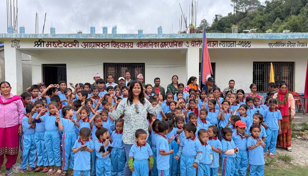 विपन्न विद्यार्थीलाई कपडा वितरण