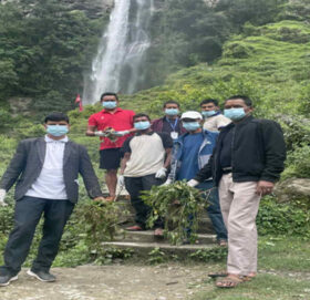 एमाले बडीमालिका नगर कमिटीले गर्‍यो बिरेखोला झरना परिसर सरसफाई