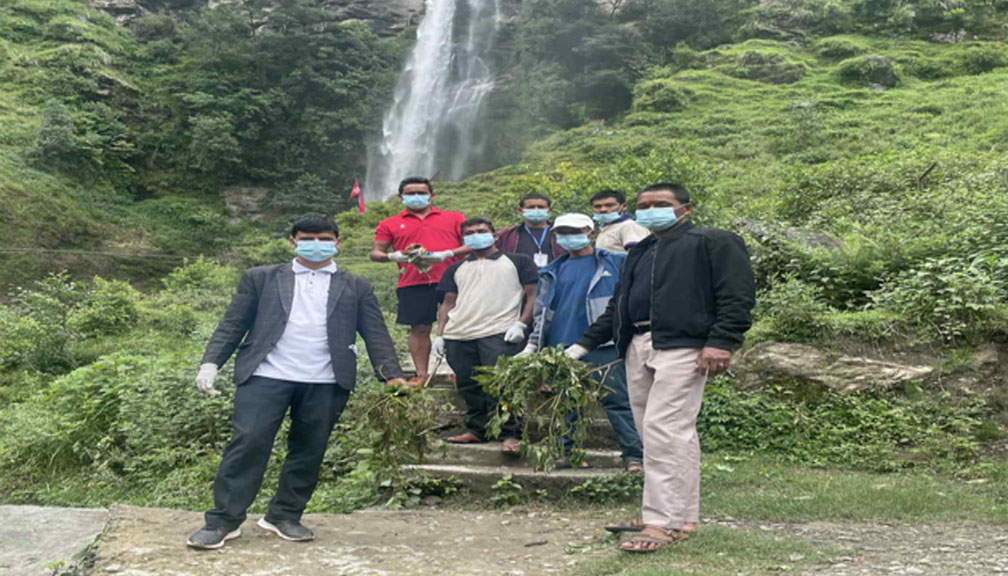 एमाले बडीमालिका नगर कमिटीले गर्‍यो बिरेखोला झरना परिसर सरसफाई