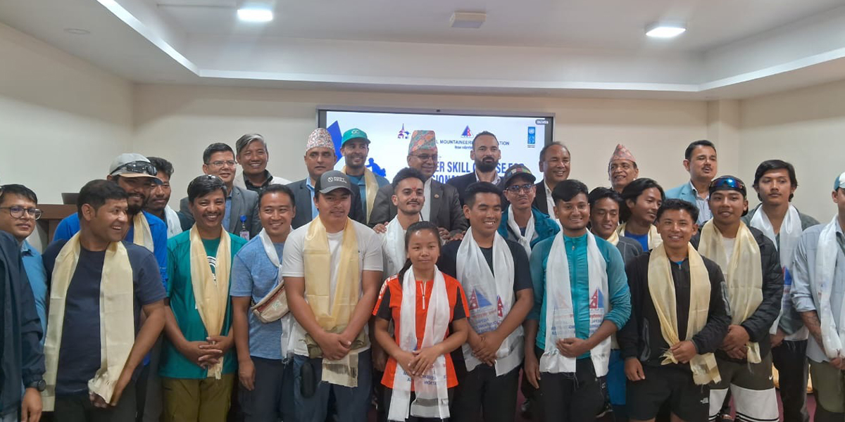 पहिलो पटक अपी हिमाल आरोहण गरिँदै, १५ जना आरोही टोली प्रस्थान