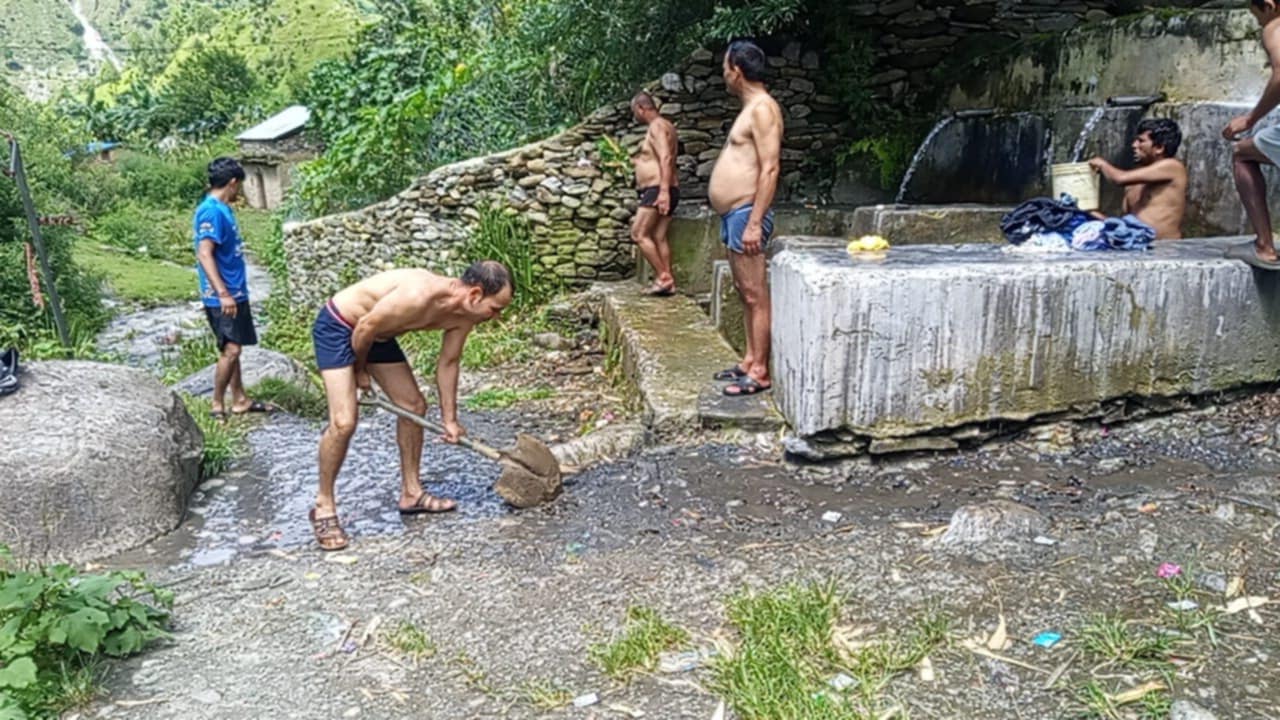 बडीमालिका नगरपालिका ९ किमु खाेला धारा सरसफाइ