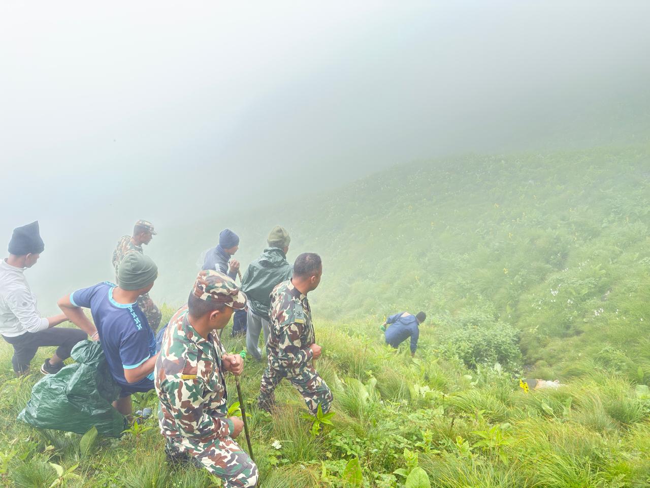 बडीमालिका भिरबाट लडेर मृत्यू भएका दुवै जनाको शव नेपाली सेनाद्धारा निकाल्यो ।