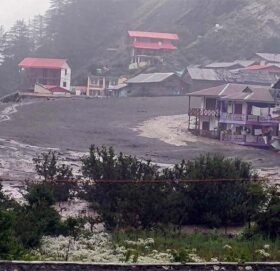 भारतको उत्तराखण्डमा आरीघोप्टे वर्षापछि भीषण बाढी, ४ जनाको मृत्यु, ५० बेपत्ता