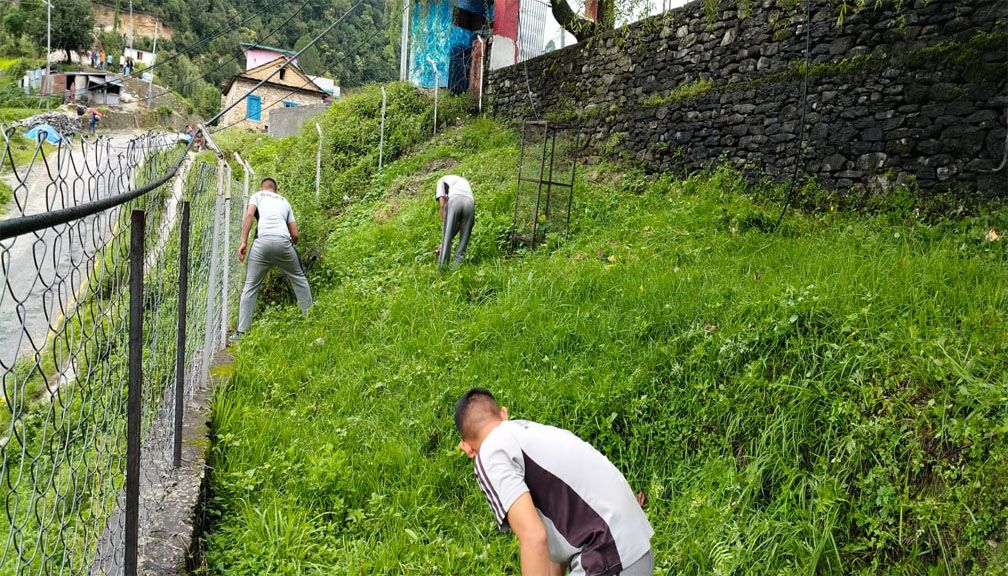 ईश्वरीबक्स गुल्मद्धारा बडीमालिका मन्दिर परिसर सरसफाई