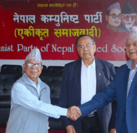 नेकपा एसमा तेस्रो वरियता पाएका वामदेव गौतमले माधव नेपालसँग लिए शपथ