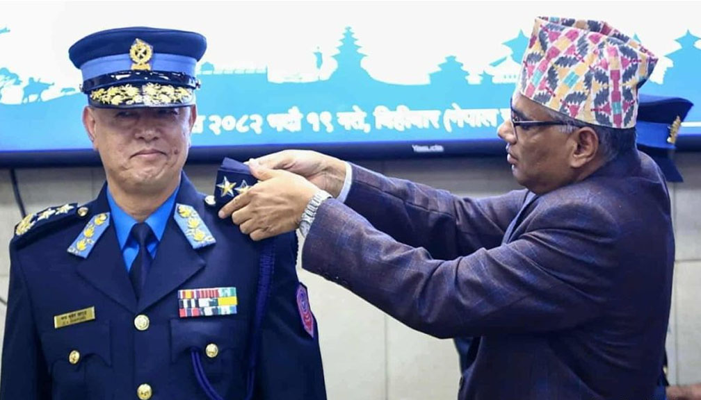 नवनियुक्त प्रहरी महानिरीक्षक खापुङले लगाए दर्ज्यानी चिह्न