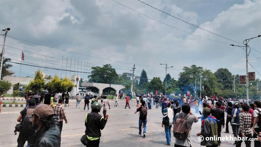 इटहरी उपमहानगरको कार्यालयमा जेनजीले लगाइदिए आगो