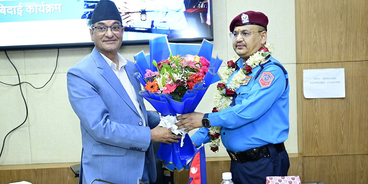 गृहमन्त्री रमेश लेखकले गरे आईजीपी दिपक थापाको बिदाई
