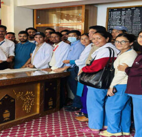 चाडपर्व भत्ता उपलब्ध गराउन माग राख्दै बाजुरा अस्पतालका करार कर्मचारीले बुझाए ज्ञापनपत्र