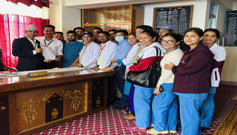 चाडपर्व भत्ता उपलब्ध गराउन माग राख्दै बाजुरा अस्पतालका करार कर्मचारीले बुझाए ज्ञापनपत्र