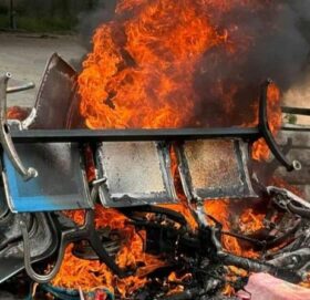 सरकारविरूद्ध देशव्यापी प्रदर्शन चर्कियो, नेताका घर र सरकारी कार्यालयमा निशा‍ना