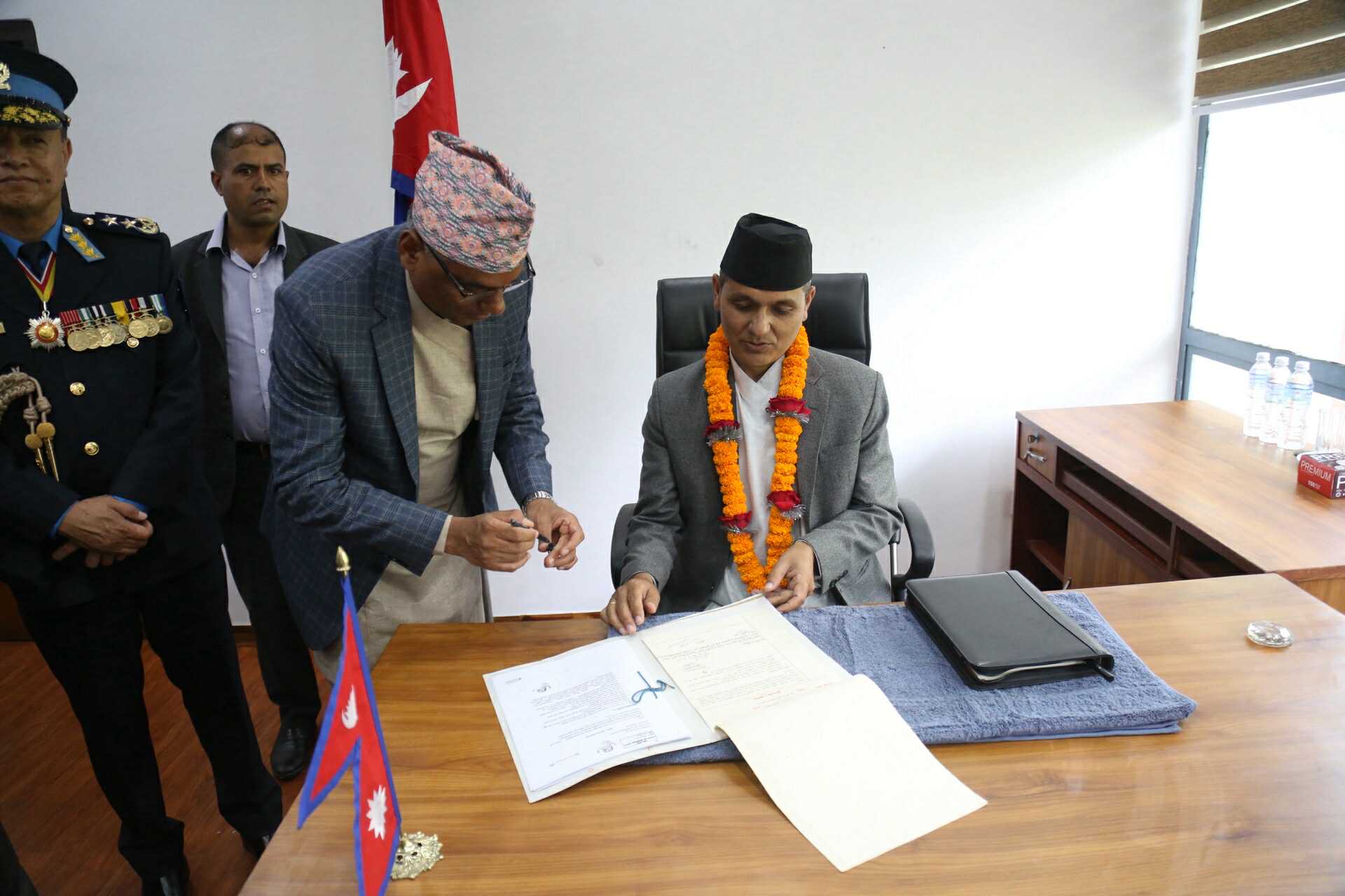 राष्ट्रिय शोक मनाउने गृहमन्त्रीस्तरीय निर्णय, नेपालकाे झण्डा आधा झुकाइने