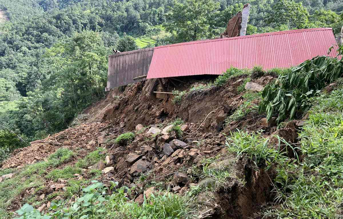 पर्वतमा पहिरोले छ घर भत्किए, दश घर उच्च जोखिममा