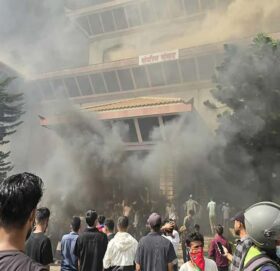 प्रदर्शनकारीले लगाए संसद् भवनमा आगो