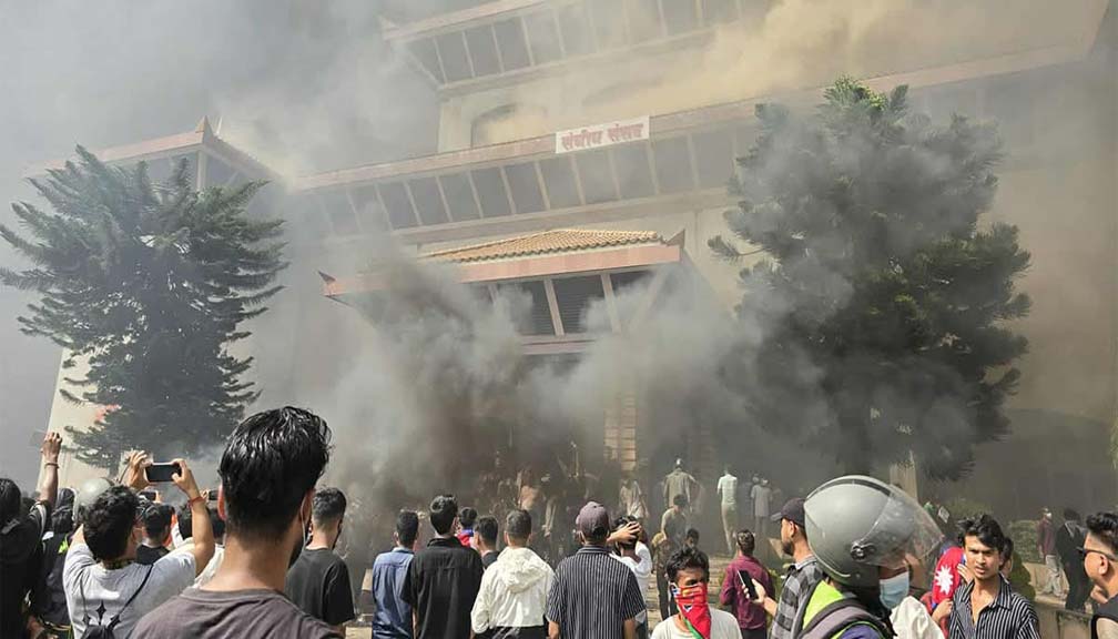 प्रदर्शनकारीले लगाए संसद् भवनमा आगो