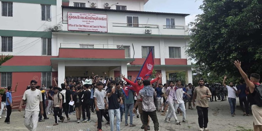 सुदूरपश्चिमको मुख्यमन्त्री कार्यालयमा प्रवेश गरे प्रदर्शनकारी