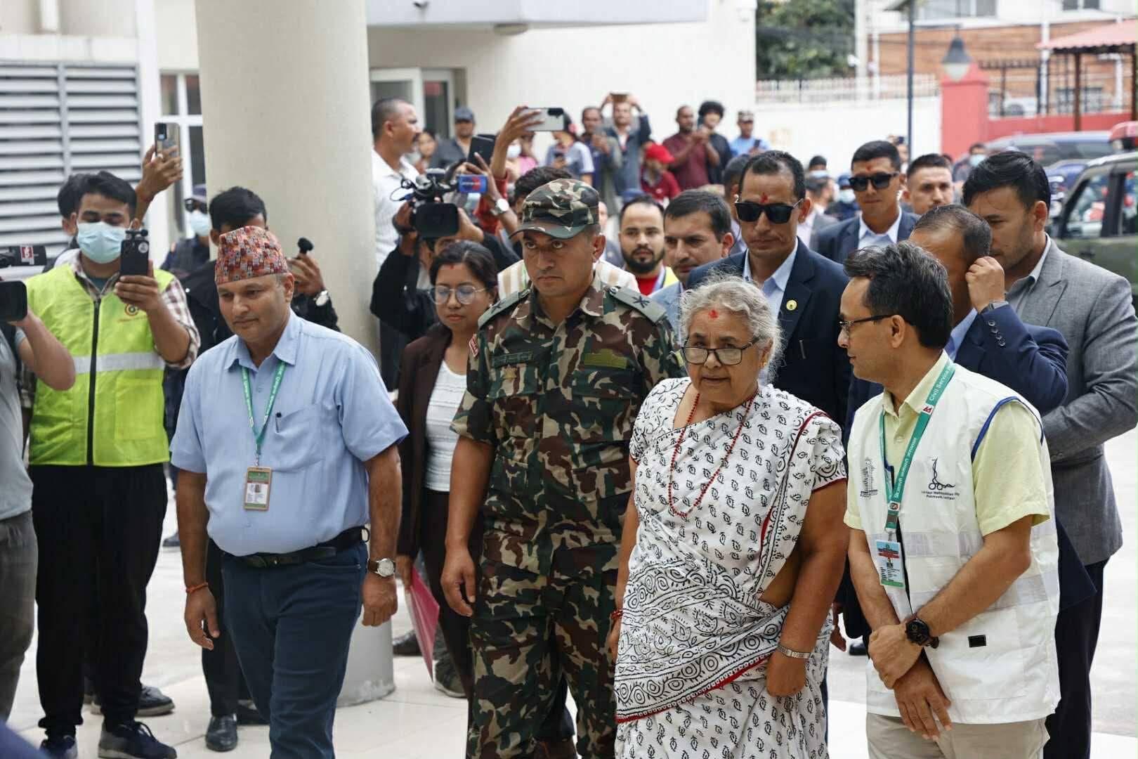 जेनजी आन्दोलनका घाइतेहरूलाई भेट्न प्रधानमन्त्री कार्की अस्पतालमा