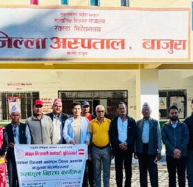 निजामती कर्मचारी युनियन बाजुराद्वारा  बिरामीलाई फलफूल बितरण