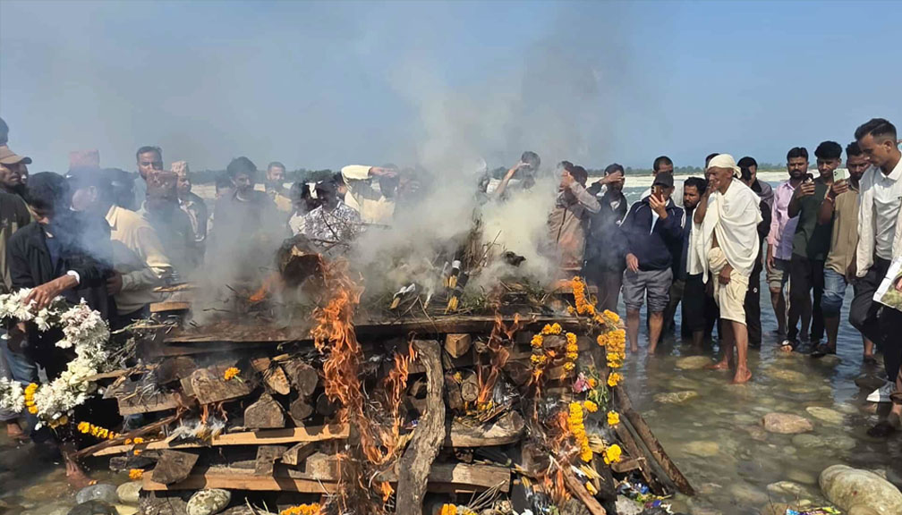 महाकाली किनारमा विपिन जोशीको अन्त्येष्टि, सशस्त्र प्रहरीको सलामी