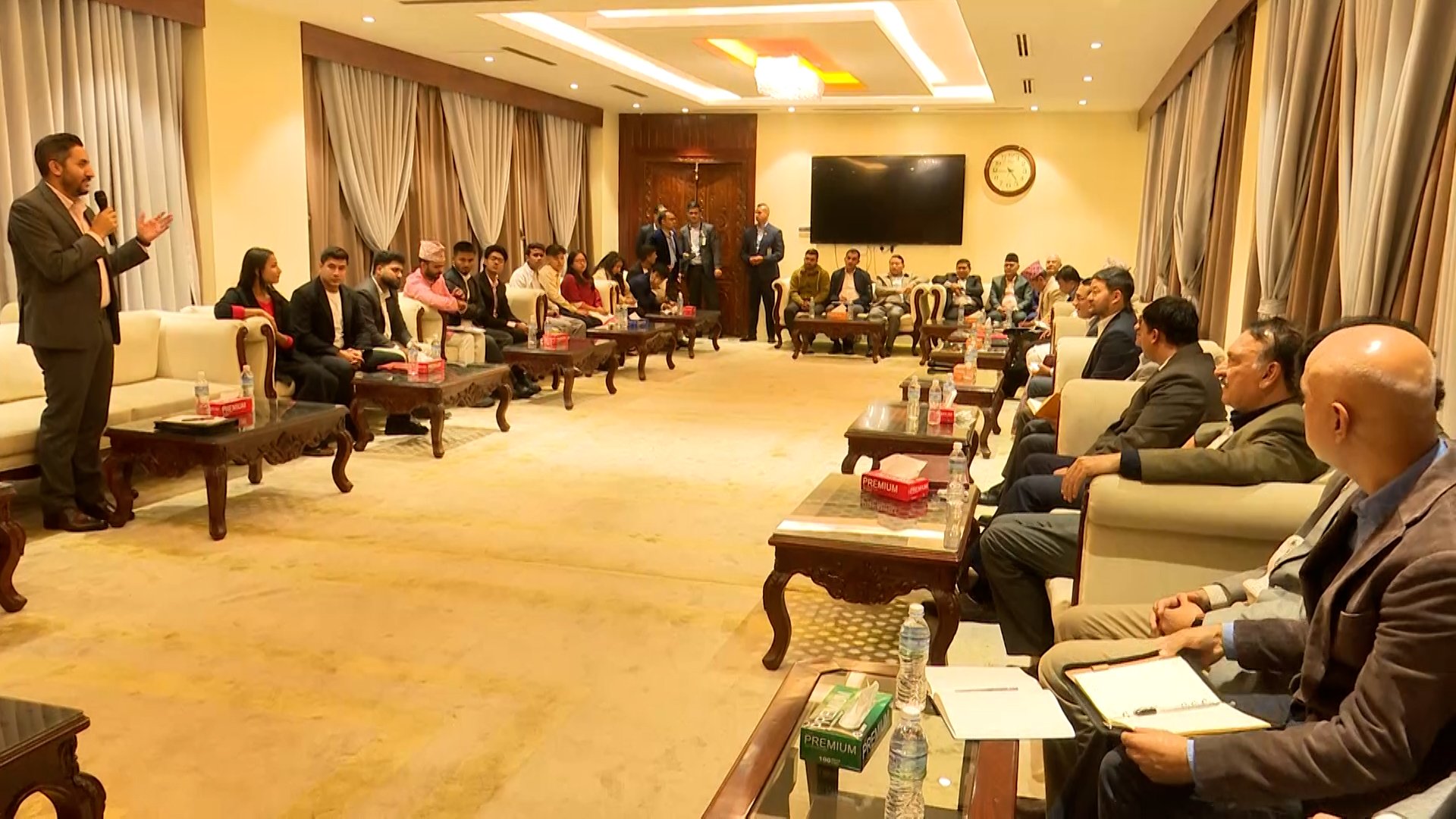 त्रिपक्षीय वार्ता : निर्वाचनमा सहभागी हुन दलहरूलाई जेनजीको जोड, कांग्रेस तयार हुँदा एमाले संसद पुनःस्थापनाकै पक्षमा