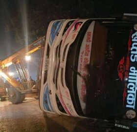 काठमाडौंबाट धनगढी जाँदै गरेको बस दुर्घटना: पैदल यात्रीको मृत्यु, पाँच जना घाइते