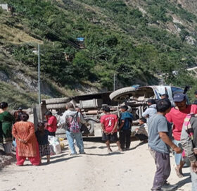 हुम्लाबाट सुर्खेत जादैँ गरेको यात्रुबाहक बस बाजुरामा दुर्घटना