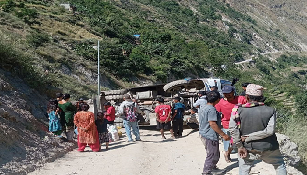 हुम्लाबाट सुर्खेत जादैँ गरेको यात्रुबाहक बस बाजुरामा दुर्घटना