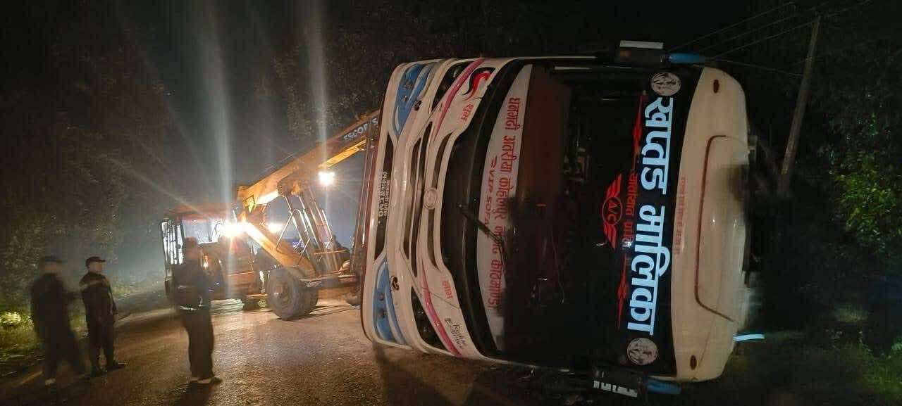 काठमाडौंबाट धनगढी जाँदै गरेको बस दुर्घटना: पैदल यात्रीको मृत्यु, पाँच जना घाइते