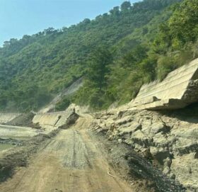 बीपी राजमार्ग हुँदै गन्तव्यमा हिँडेका ९५४ यात्रु रोकिए, उद्धारमा प्रहरी परिचालन