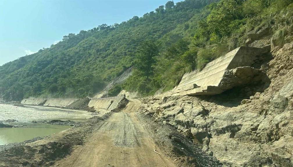 बीपी राजमार्ग हुँदै गन्तव्यमा हिँडेका ९५४ यात्रु रोकिए, उद्धारमा प्रहरी परिचालन