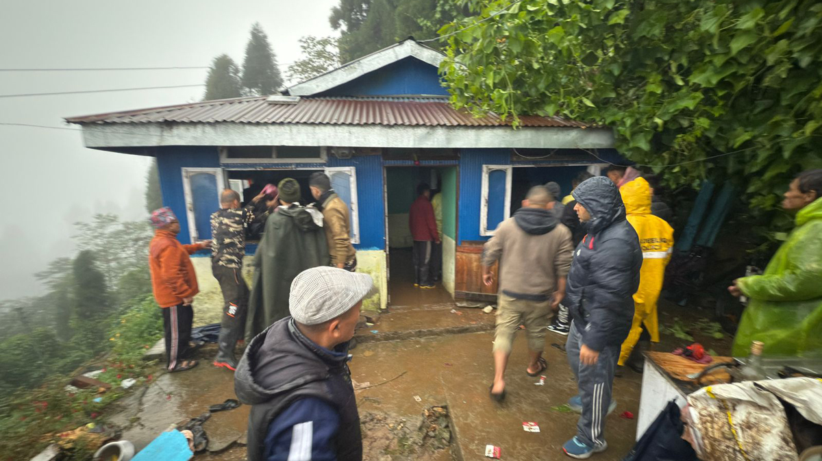 इलाममा पहिरोमा परेर मृत्यु हुनेको संख्या २१ पुग्यो