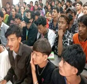 बाजुराकाे गौमुलले शिक्षक लाइसेन्स तथा लोक सेवा आयोग तयारी कक्षा संचालन गर्दै