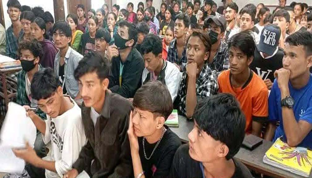 बाजुराकाे गौमुलले शिक्षक लाइसेन्स तथा लोक सेवा आयोग तयारी कक्षा संचालन गर्दै