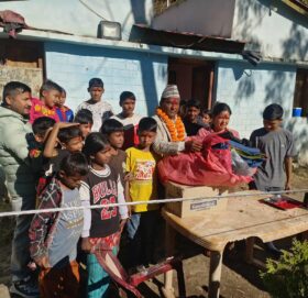 जन्मदिनको अवसरमा  नेता सिंहद्धारा अनाथ बालबालिकालाई कपडा वितरण